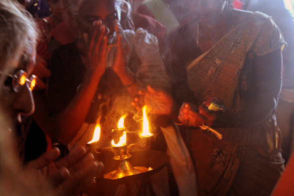 ආරක්ෂක අංශවල බාධාකිරීම් හමුවේ, කිලිනොච්චියේ මව්වරැ, යුද්ධය විසින් උදුරාගත් සිය සමීපතමයින් වෙනුවෙන් දෙවියන් යදින අවස්ථාවක් | 2012 මැයි 18දා | Photo: www.vikalpa.org