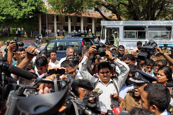 නිතිඤයින්ට සහ මාධ්‍යවේදීන්ට පොලීසියෙන් බාධා