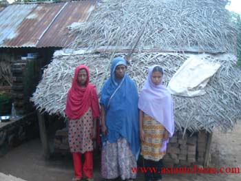 Rizana’s Mother and two sisters in front of their house in Muthur, Sri Lanka[Photo credit:http://www.asiantribune.com]