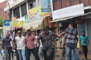 සාමකාමී විරෝධයේ යෙදුනු අයෙක්ට මැර පිරිසක් පහර දුන්නේ මෙසේය | කොළඹ අලුත්කඩේ අධිකරණය ඉදිරිපිට | January 11, 2013 | Vikalpa File