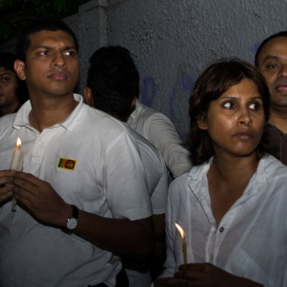 ඉටිපන්දමි රැගෙන සාමකාමී නිහඩ විරෝධතාවයේ යෙදුනු තරැණ කණ්ඩායම්