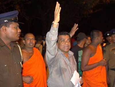 බොදුබල මූලස්ථානය ඉදිරිපිට ඉටිපන්දම් රැගෙන සාමකාමී නිහඩ විරෝධතාවයේ යෙදුනු විරෝධතාකරැවන්ට බොදුබල සංවිධානයේ ප්රකාශක දිලන්ත විතානගේ තර්ජනය කරන්නේ පොලීසිය බලා සිටියදීය..| 2013-04-12