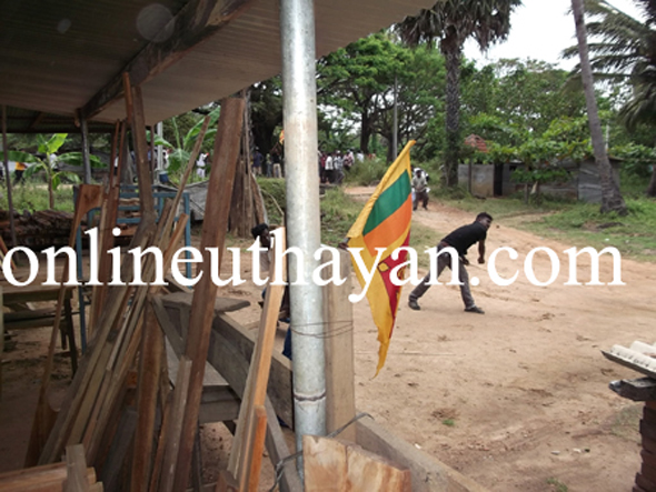 ජාතික කොඩි රැගෙන ගල් ගැසීම..