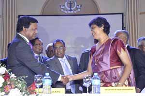 ශ්රී ලංකා නීතිඥ සංගමයේ වාර්ෂික සම්මේලනයට ආචාර්ය ශිරාණි බණ්ඩාරනායක මහත්මිය එහි නව සභාපතිවරයා විසින් පිළිගත් අයුරැ