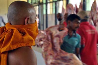 මස් කඩ වටලන බෙෘද්ධ භික්ෂුන්