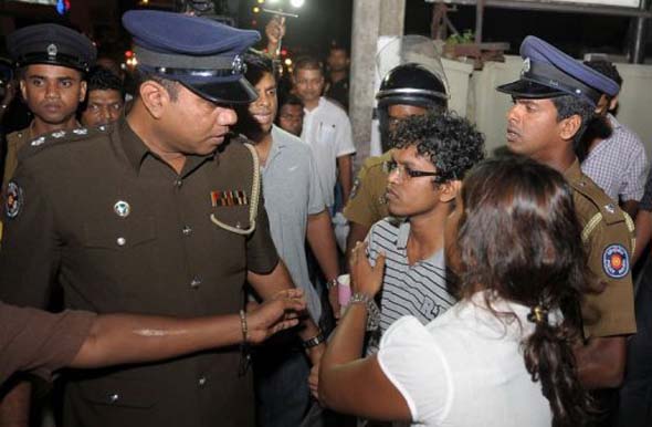 පසුගිය අප්රේල් 12වනදා බොදුබල සේනාවගේ මූලස්ථානය ඉදිරිපිට පැවැත් වූ සාමකාමී නිහඩ විරෝධයට බොදු සේනාව සමග පොලීසිය බාධා කල අයුරැ | Image Credit: AFP