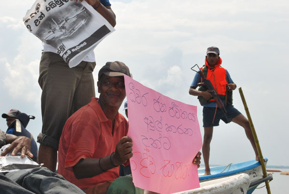 ධීවරයින්ගේ ප්රභල විරෝධය හමුවේ, ආණ්ඩුවේ සී ප්ලේන් හකුලාගත්, මීගමු විරෝධතාවයේ අවස්ථාවක් | මීගමු කලපුව මැද | November 17, 2010 | Image Vikalpa file