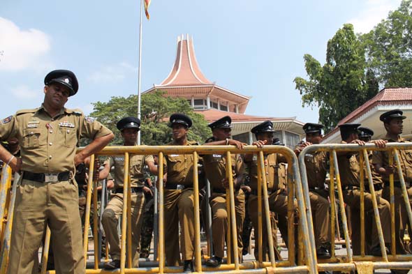 ආණ්ඩු හිතවාදී විරෝධතා කුලීකරැවන් කොළඹ අධිකරණ සංකීර්ණය ඉදිරිපිට හූ කියා ජෝගි දමන හැටි බලා සිටින පොලීසිය - ජනවාරි 15, 2013