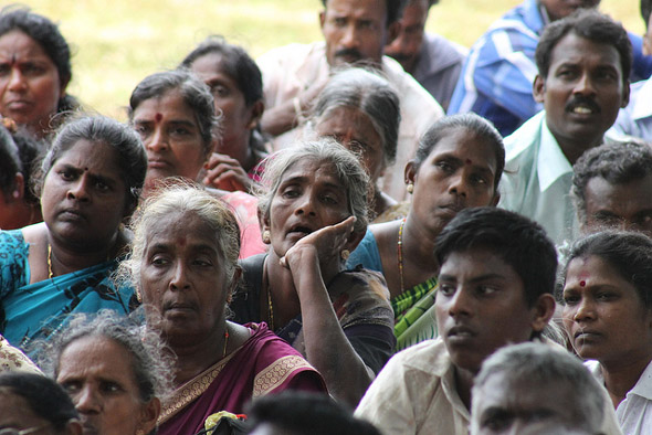 හමුදාව බලෙන් අල්ලාගෙන සිටින තම ගම්බිම් ඉල්ලා විරෝධතාවයේ යෙදුනු වලිකාමම් ජනයා | අප්රේල් 29 දා යාපනයේ, තෙල්ලිපලෛයි ප්රාදේශීය ලේකම් කාර්යාලය ඉදිරිපිට | Image Vikalpa file