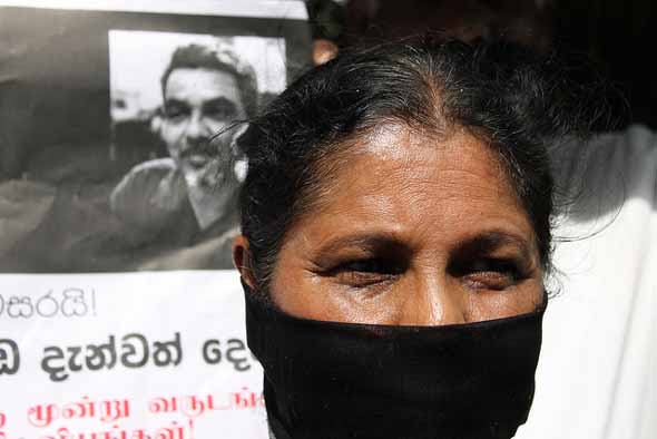 ප්රගීත් අතුරැදහන් කර වසර 3ක් ඉක්ම ගිය තැන ප්රගීත් ඉල්ලා නිහඩ විරෝධයක යෙදෙන ප්රගීත්ගේ බිරිද සංධ්යා එක්නැළිගොඩ | Vikalpa File
