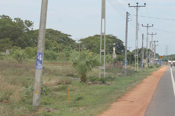 මේ දැක්වෙන්නේ පොලීසිය ඉදිරිපිට විදුලි කණුවල අලවා ඇති පෝස්ටර්ය