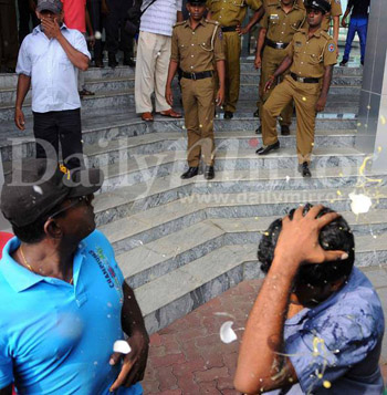 පොලීසිය බලා සිටියදී බිත්ත ප්රහාර | Image by, Dailymirror