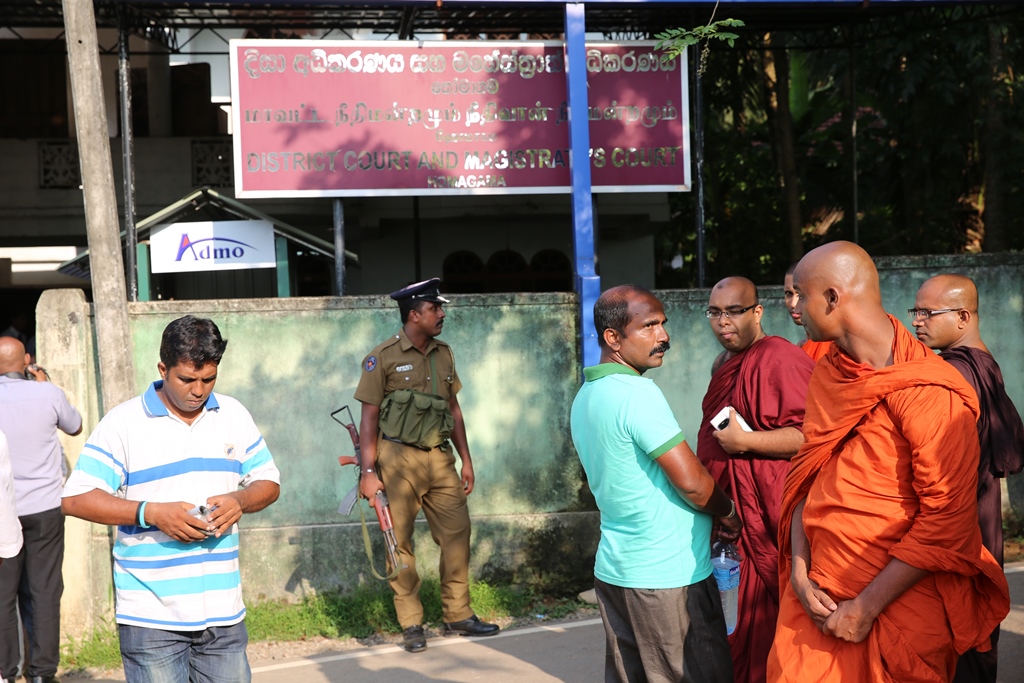 MONKS out side the court 28.03.2016 (c) Sunanda Deshapriya (7)